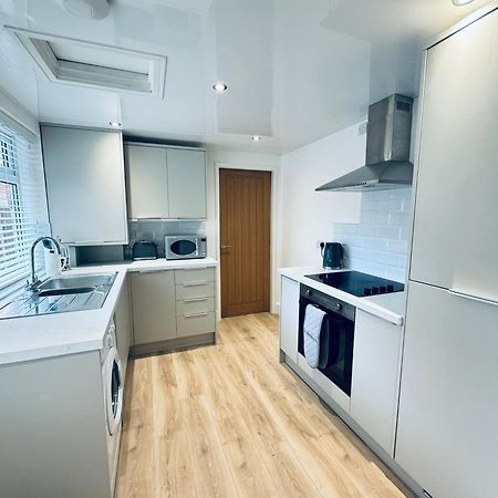 Rockcliffe Retreat, Stylish Coastal Apartment Уитли Бей Екстериор снимка