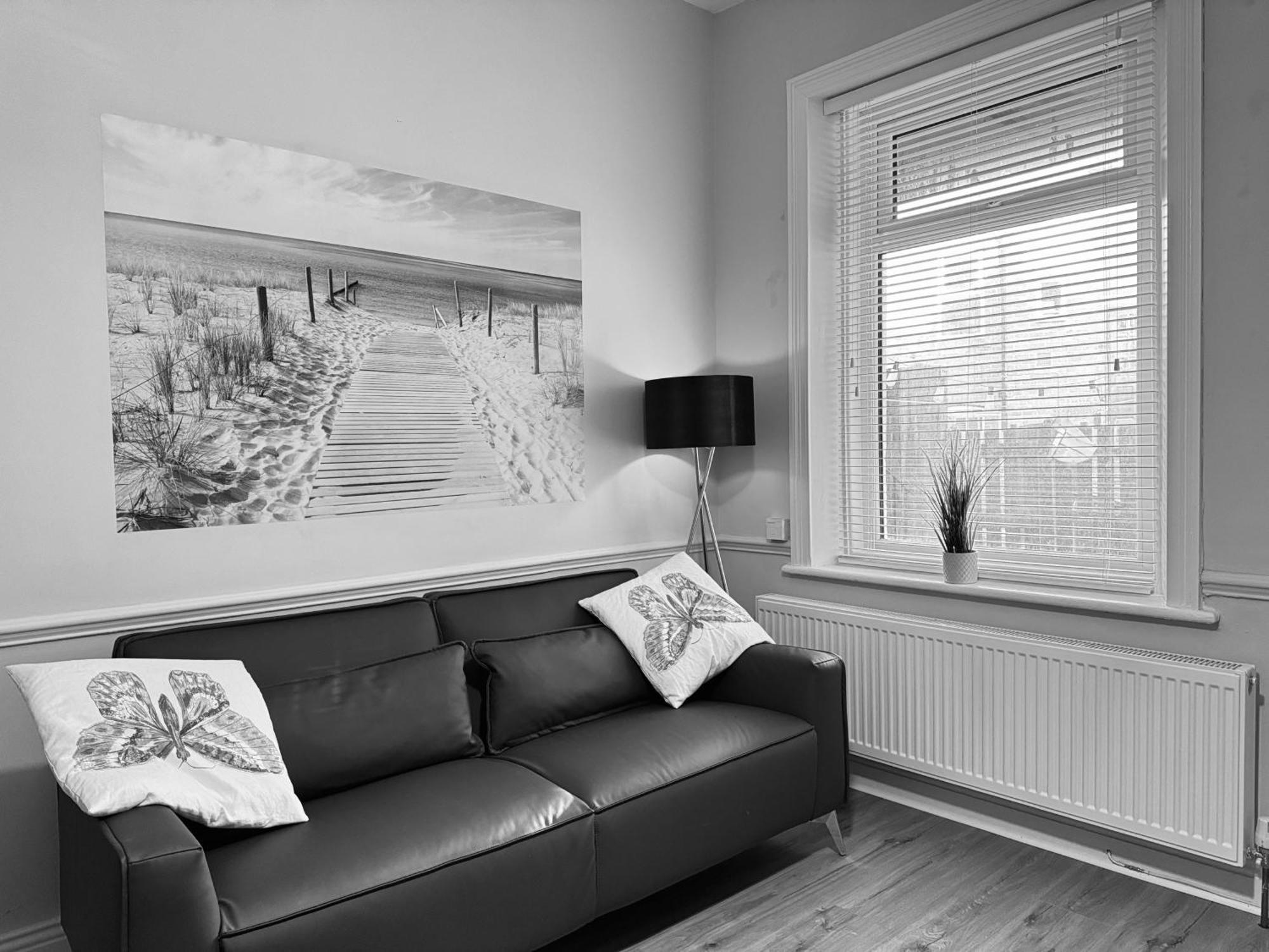 Rockcliffe Retreat, Stylish Coastal Apartment Уитли Бей Екстериор снимка