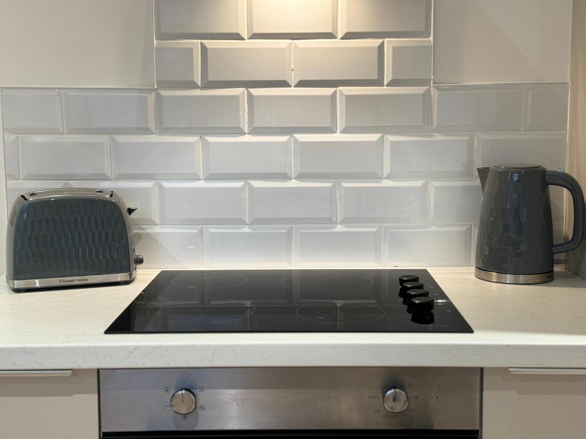 Rockcliffe Retreat, Stylish Coastal Apartment Уитли Бей Екстериор снимка