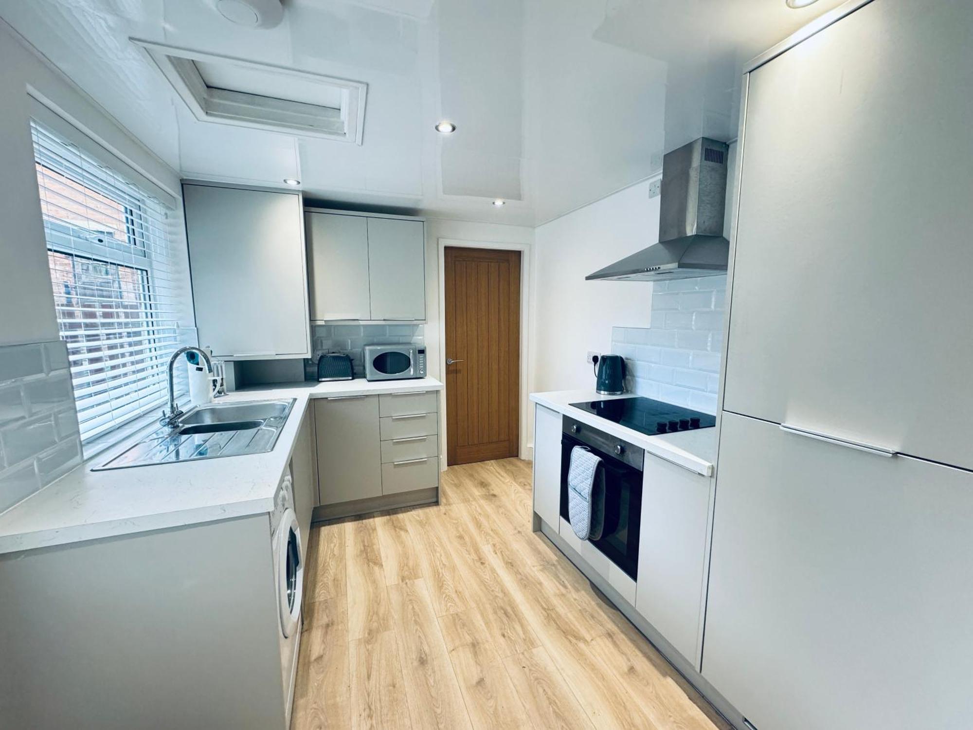 Rockcliffe Retreat, Stylish Coastal Apartment Уитли Бей Екстериор снимка