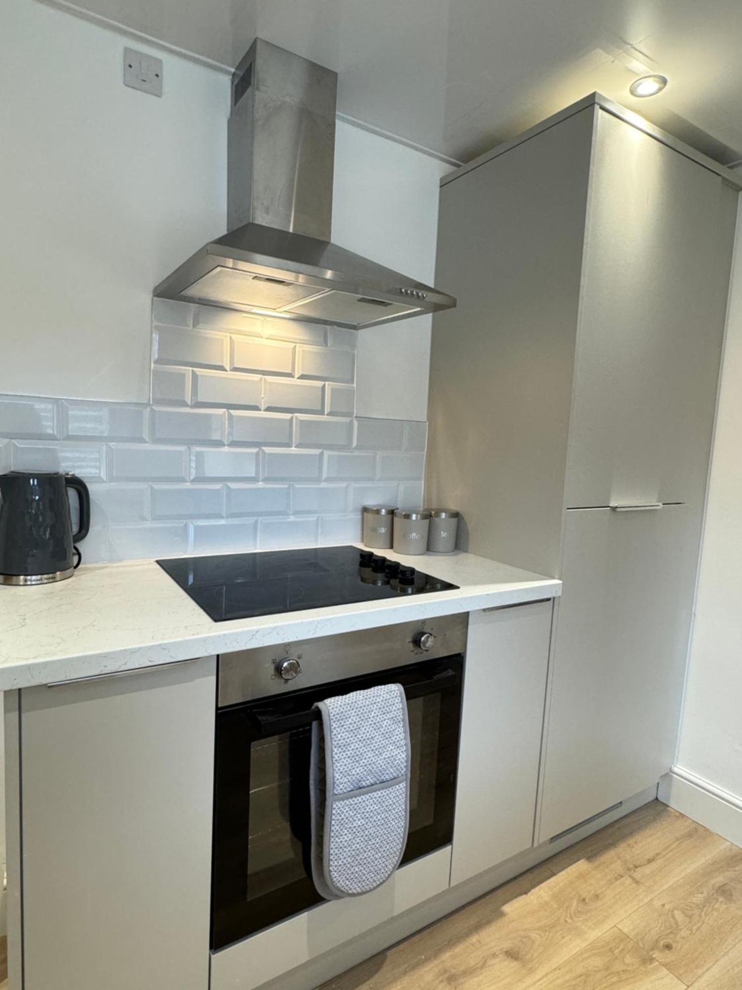 Rockcliffe Retreat, Stylish Coastal Apartment Уитли Бей Екстериор снимка