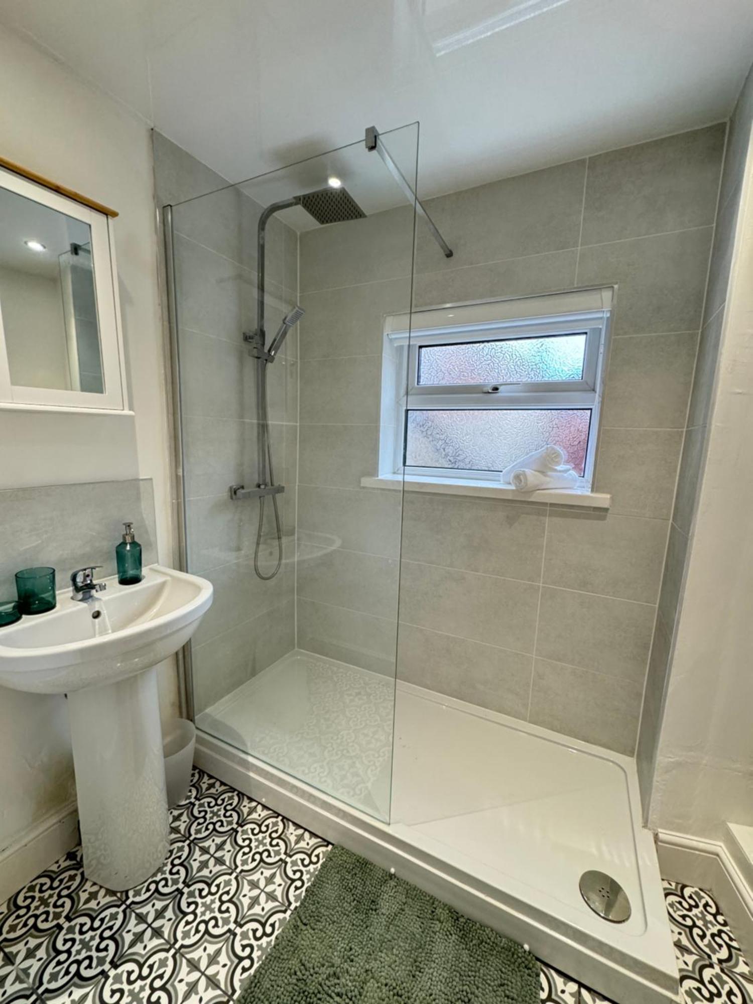 Rockcliffe Retreat, Stylish Coastal Apartment Уитли Бей Екстериор снимка